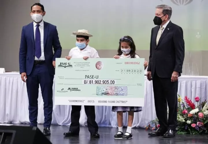 El Ifarhu está desembolsando más de 90.3 millones de dólares para el último pago de beca del 2021. Foto: Archivos