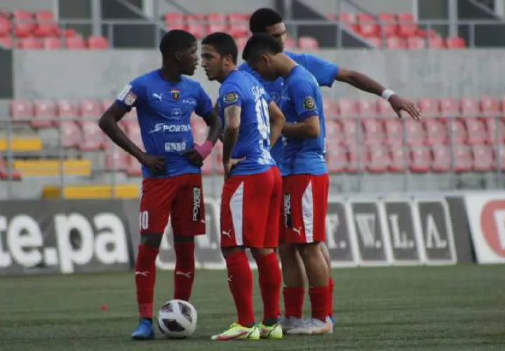 Ángel Orelien (cent.) frente al balón, atacante placino. Cortesía/LPF