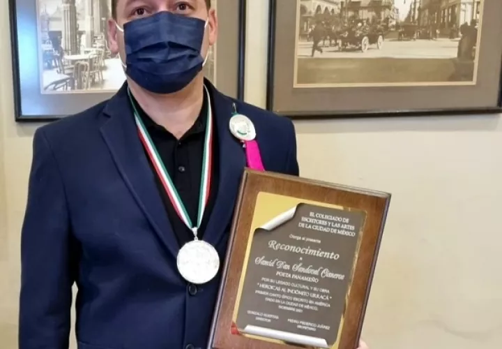 El poeta y alcalde de Santiago, Samid Sandoval.