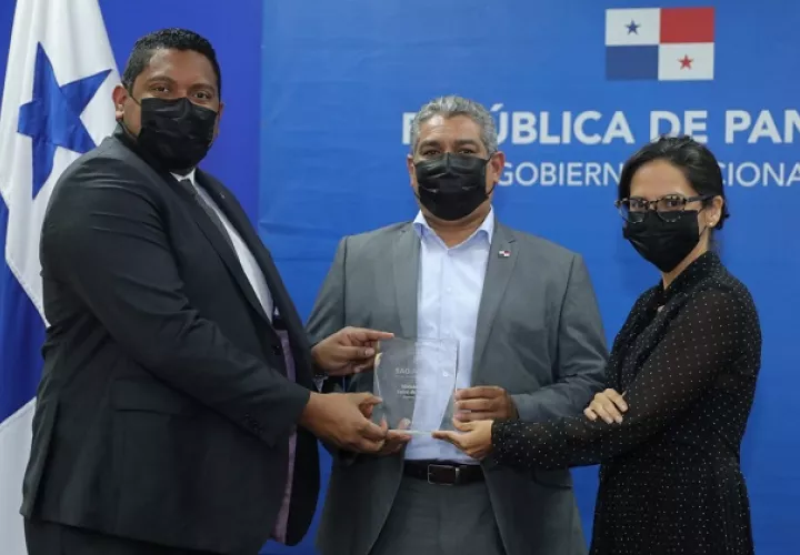 El premio fue recibido por el ministro de Salud, Luis Francisco Sucre (centro), y el administrador de la AIG, Luis Oliva. Foto: Cortesía Minsa