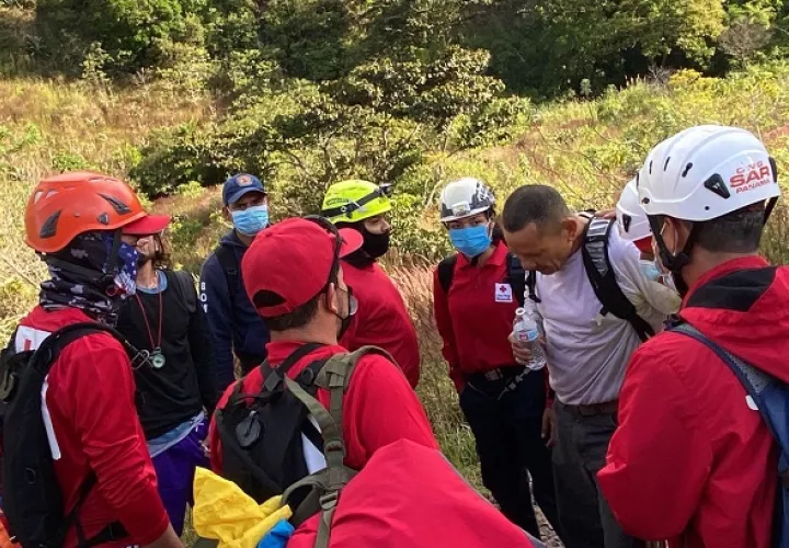 Las dos personas rescatadas fueron  evaluadas por paramédicos del Benemérito Cuerpo de Bomberos de Panamá. Foto: Cortesía @BCBRP