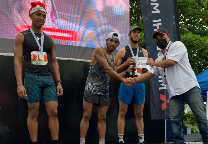 Edwin Camarena, recibe el premio tras los 5 kilómetros. Cortesía