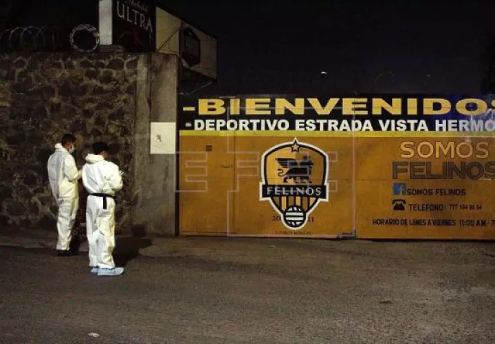 Peritos forenses laboran hoy, en la zona donde fue asesinada la actriz y modelo mexicana,Tania Mendoza, en la ciudad de Cuernavaca, en el estado de Morelos (México). Foto: EFE / Pablo Laín