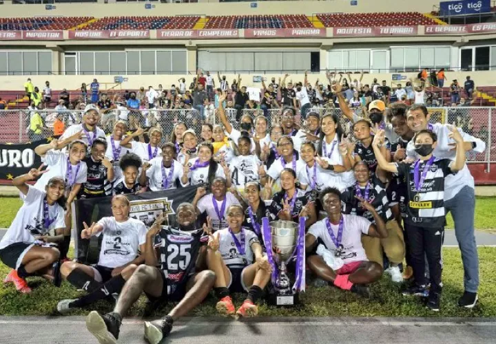 Tauro, obtuvo el bicampeonato en la LFF. Foto:@LFF