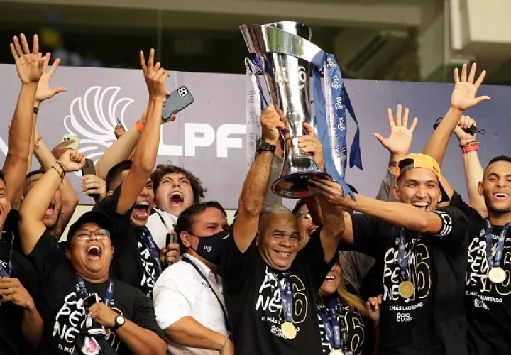 El capitán Edwin Aguilar del Tauro (der.) levanta la copa. Foto:EFE