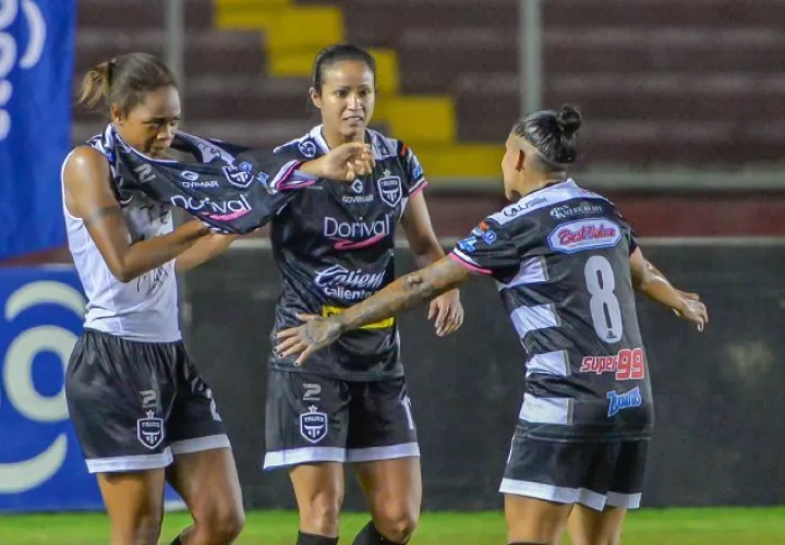 La atacante taurina, María Córdoba (izq.), festeja uno de sus goles en la final ante Plaza Amador. Foto:LFF