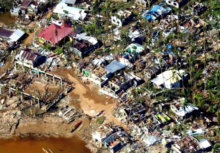 Daños, inundaciones y corrimientos de tierra provocados por el tifón Rai en Filipinas. Foto: EFE