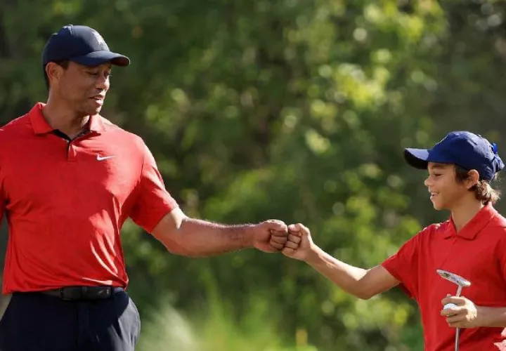 Tiger y Charlie Woods en el toneo PNC Championship. Foto:@pncchampionship