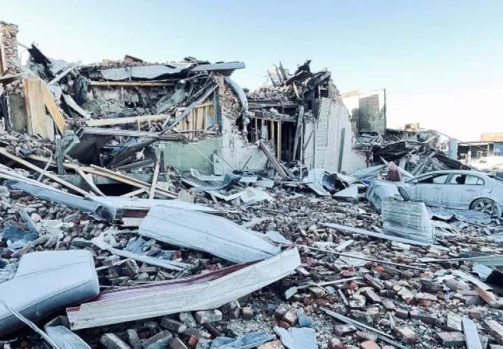 Las tareas de rescate en la fábrica de velas de la localidad de Mayfield (Kentucky). Foto: EFE