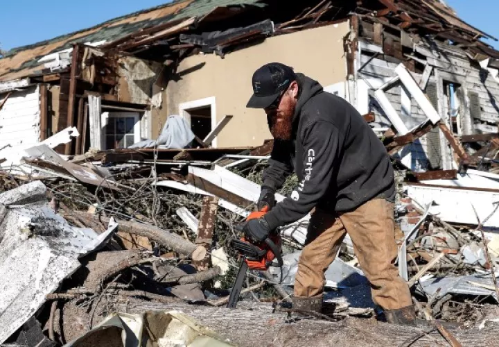Más de 30 tornados tocaron tierra en apenas unas horas en Estados Unidos. Foto: EFE
