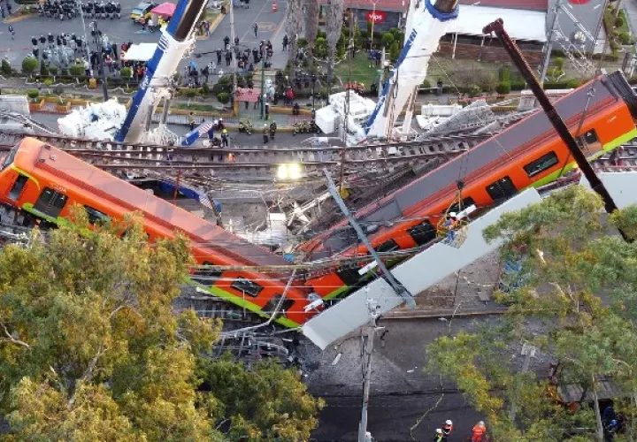 La tragedia de la Línea 12 del metro de México dejó más de 20 muertes y un centenar de heridos en mayo 2021. Foto:. EFE