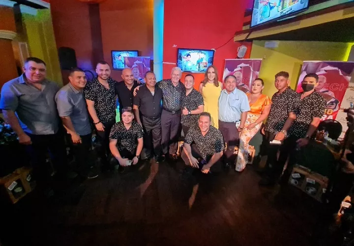 Ulpiano Vergara y 'Los Nuevos Distinguidos' en la presentación oficial del conjunto. Foto: Cortesía