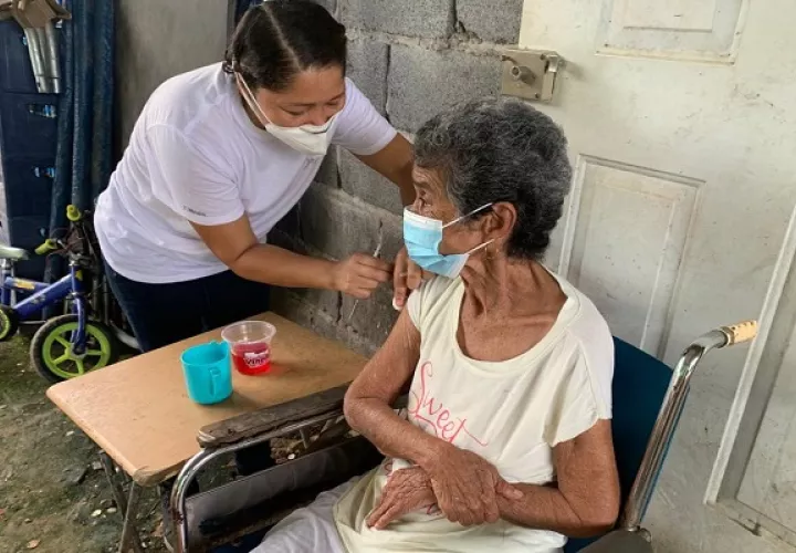 La tercera dosis actualmente se recomienda seis meses después de recibir dos dosis. Foto: Cortesía CSS