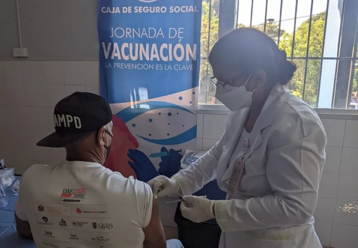 Panamá ha inoculado con primera dosis al 90.1 % de la población objetivo (mayores de 12 años) y 80.6 % con la segunda. Foto: Cortesía @CSSPanama