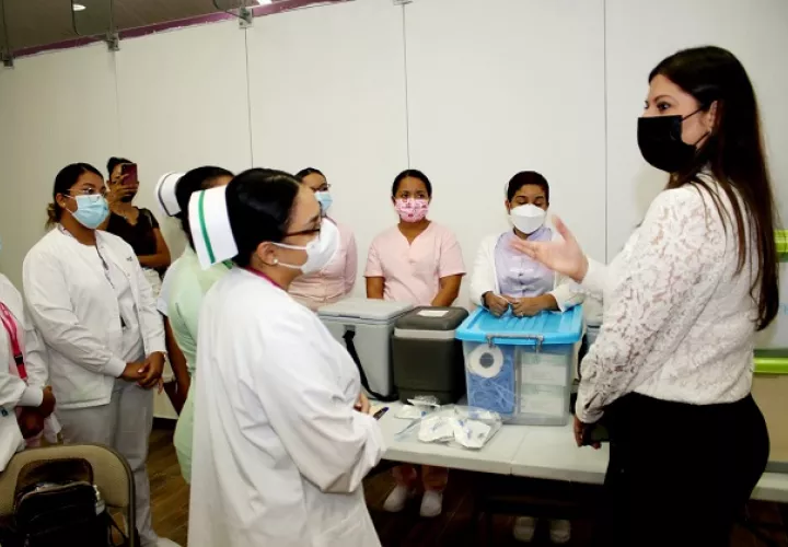 La gobernadora de la provincia de Panamá, Carla García (dcha.), hizo un llamado a la población a que acuda a vacunarse contra el coronavirus en Albrook Mall, independientemente del lugar donde resida.