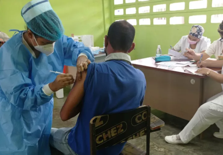 Todos los centros de salud están habilitados para aplicar la primera, segunda y tercera dosis de refuerzo, según fuese el caso en cada uno de ello, en referencia a personas que aún no se han puesto alguna de las dosis. Fotos: José Vásquez