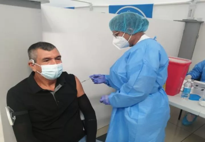 Actualmente en Panamá se está colocando la dosis de refuerzo contra la covid-19 a la población de 18 años en adelante. Foto: Grupo Epasa
