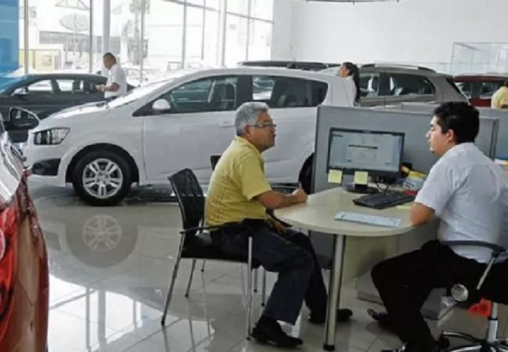 En la actualidad a los panameños les cuesta adquirir un carro nuevo y hasta de segunda por la cantidad de requisitos que deben cumplir aunado a la situación económica. Archivo