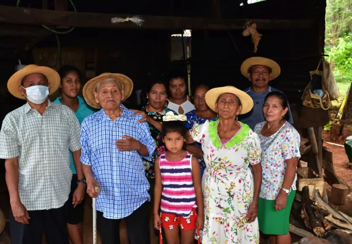 Felipa es la matriarca de su familia compuesta por 16 nietos, 11 bisnietos y un tataranieto. Foto: Cortesía Mides