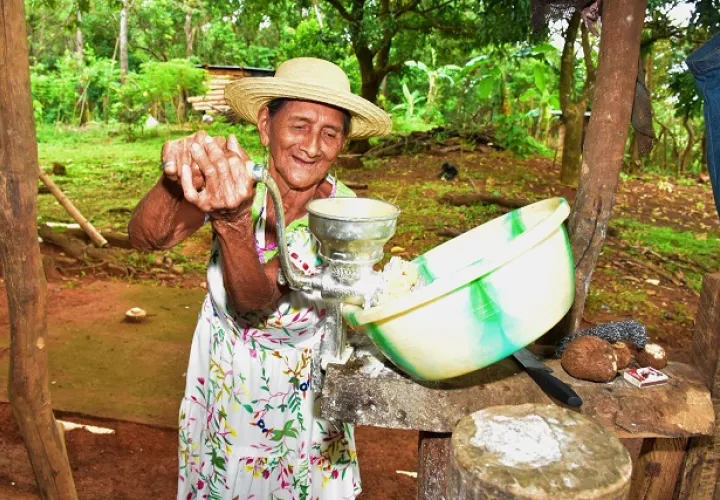 A sus 107 años, Felipa muele maíz, prepara sancochos, asa tortillas, va a misa y hace caminatas. Foto:Cortesía Mides 