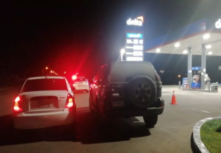 Los asaltantes hicieron varias detonaciones y luego entraron en acción sin importarles que el lugar estaba bien alumbrado y con cámaras de videovigilancia. Foto. Melquiades Vásquez