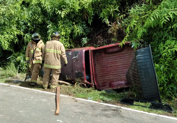 Ariel Hernández manejaba un auto tipo pick-up de color rojo que se salió de la carretera nacional de Soná, a Puerto Vidal. Foto. Melquiades Vásquez