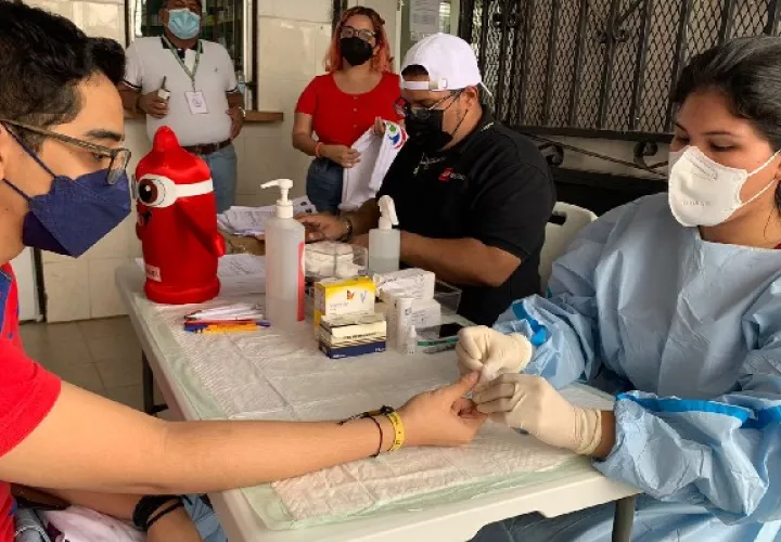 El centro de salud de El Chorrillo realizó una jornada de detección temprana de VIH con la aplicación de pruebas rápidas. Foto: Cortesía Minsa