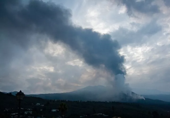 Vista del volcán de Cumbre Vieja este martes desde el mirador de Tajuya. Foto: EFE