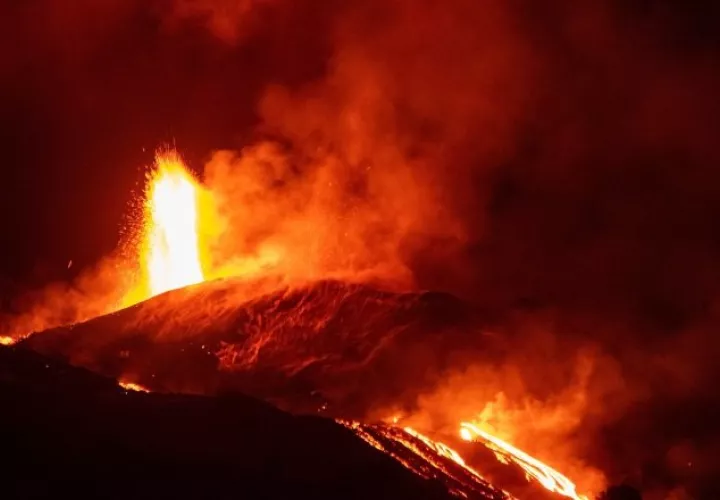 El volcán de Cumbre Vieja, en La Palma, continúa emitiendo lava, que transcurre por las coladas ya establecidas. Foto: EFE