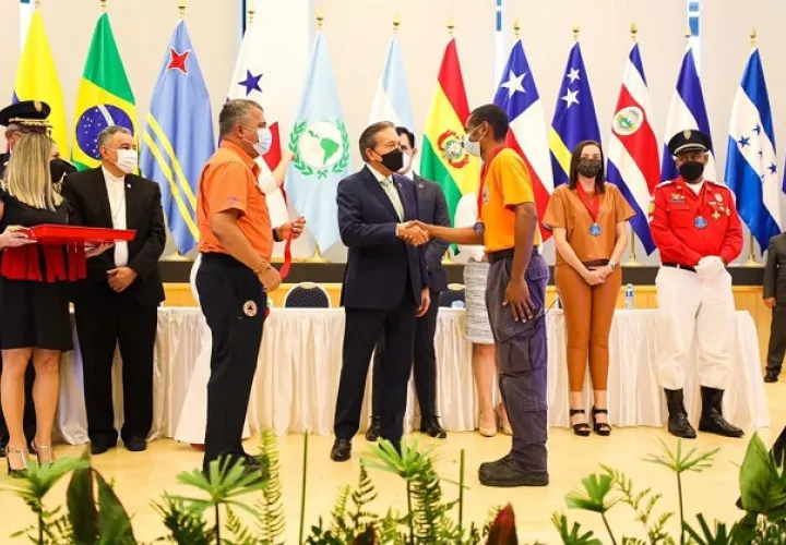 El presidente Laurentino Cortizo entregó hoy reconocimientos en conmemoración al Día Internacional de los Voluntarios, que se celebró el 5 de diciembre. Foto: Cortesía Presidencia