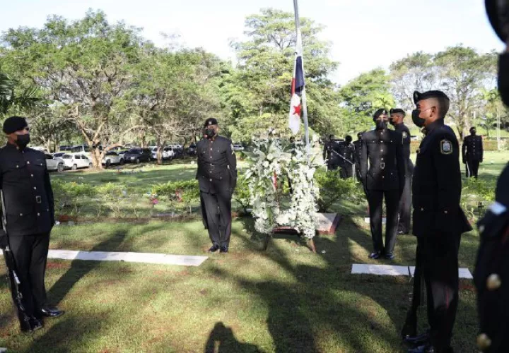 El acto tradicional que se realiza todos los 20 de diciembre tiene lugar en el Jardín de Paz, donde reposan los restos de varios caídos de la invasión estadounidense. Foto: Cortesía Cancillería