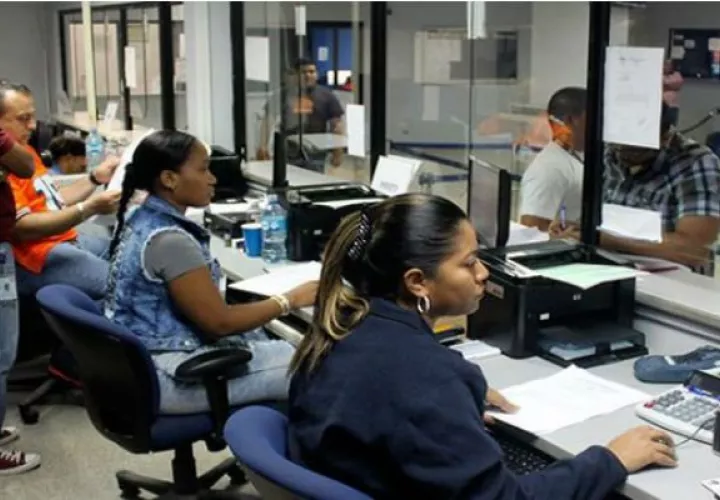 La norma aplica al funcionarios y empleados de empresas privada. 