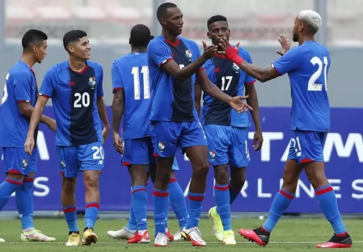 Abdiel Ayarza (cent.) festeja su gol contra Perú. Foto:EFE