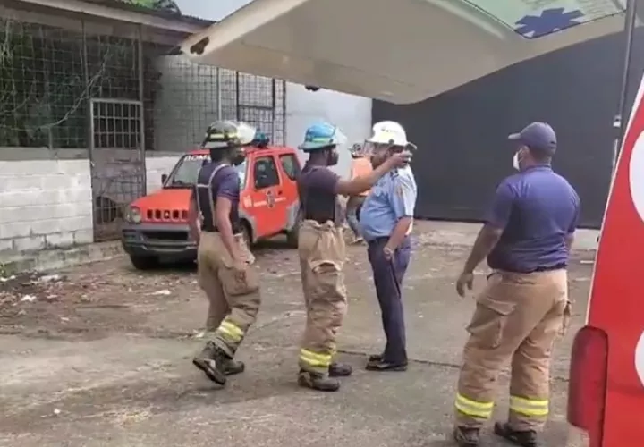 Los tres trabajadores fueron liberados y atendidos por personal de emergencias. Foto: Diomedes Sánchez 
