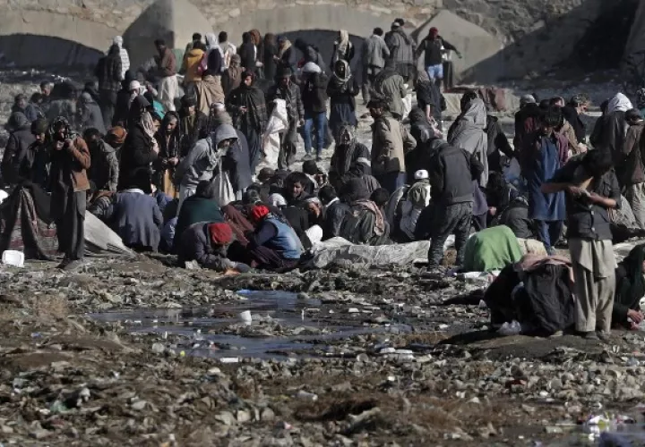Afganos adictos a la heroína y las metanfetaminas se reúnen para consumir drogas en Kabul, Afganistán. Foto: EFE
