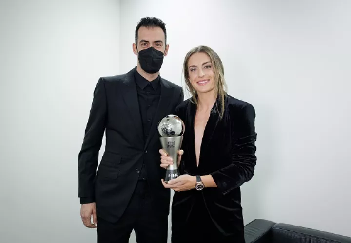 Alexia Putellas (der.) con su premio The Best de la FIFA. Foto: Fifa.com