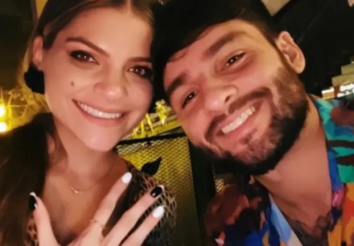 Amanda Díaz y su prometido. Foto: Instagram