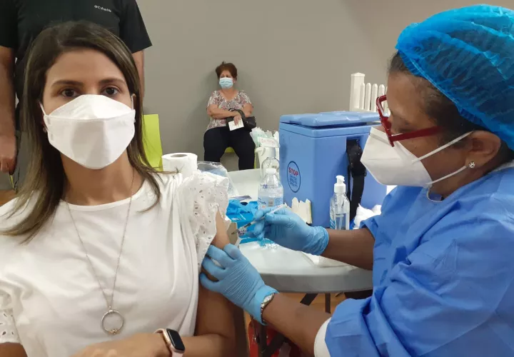 Las jornadas de vacunación, según el gremio médico, debieran extenderse para que sean todos los días por espacio de 12 horas. Foto: Cortesía de la CSS