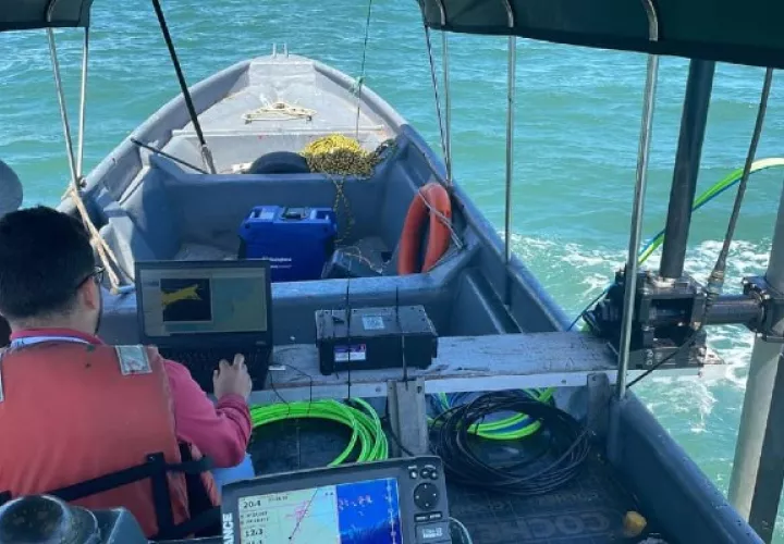 La Autoridad Marítima de Panamá realiza un barrido batimétrico para obtener imagen del fondo submarino y profundidad para definir la utilización de buzos. Foto. Cortesía AMPimplementación de buzos.