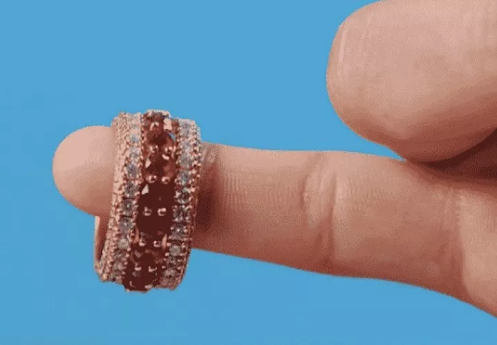 Anillo que Karol G le dio a Anuel AA. Foto: Captura de video YouTube GQ
