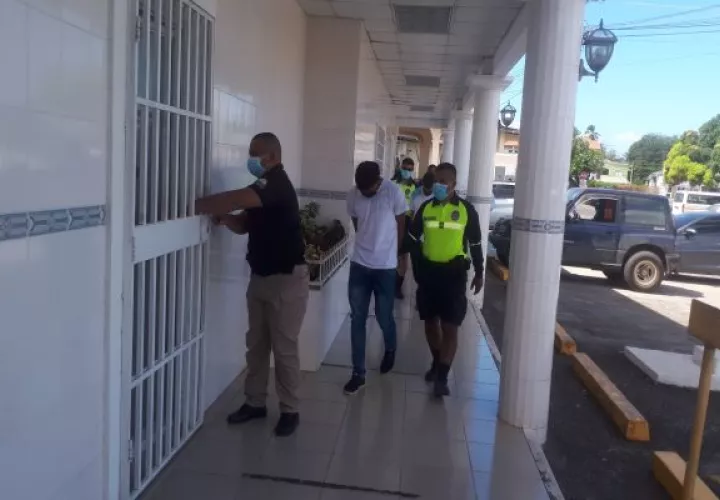 Los tres condenados salieron de las instalaciones del Sistema Penal Acusatorio directamente a la cárcel de Santiago, donde cumplirán las sentencias impuestas. Foto. Melquiades Vásquez