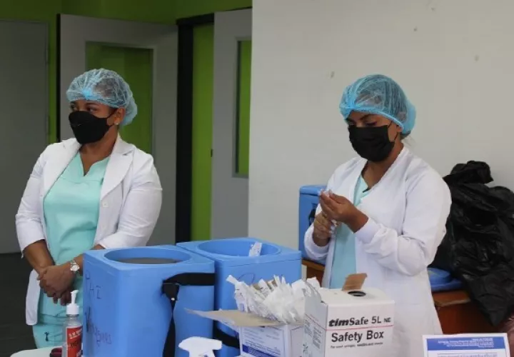 Médicos y enfermeras del Minsa y CSS fueron a brindar atención a los adultos mayores. Foto: Melquiades Vásquez