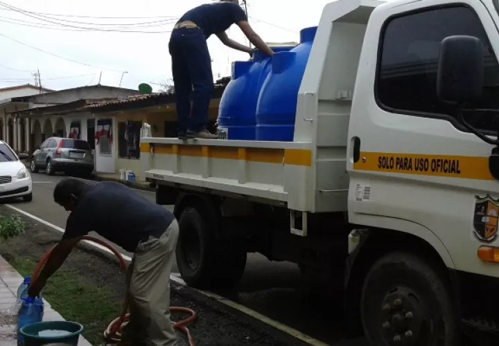 Las autoridades solicitan que las comunidades que se vean afectadas por la falta de agua  lo denuncien para que puedan ser abastecidas a través de carros cisternas. Foto. Thays Domínguez