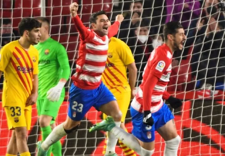 Los jugadores de Granada (rojo y blanco) festejan el primer gol de su equipo ante Barcelona. Foto:EFE