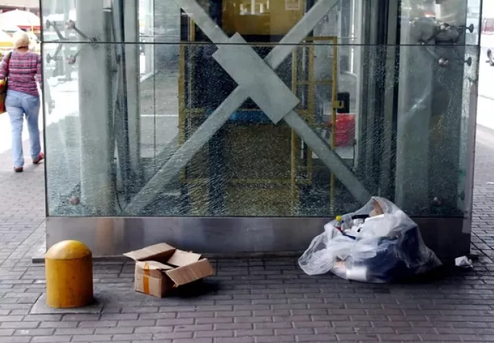 En las áreas del Metro de Panamá se encuentre mucha basura lo que deja mal aspecto a la megaobra. Cortesía