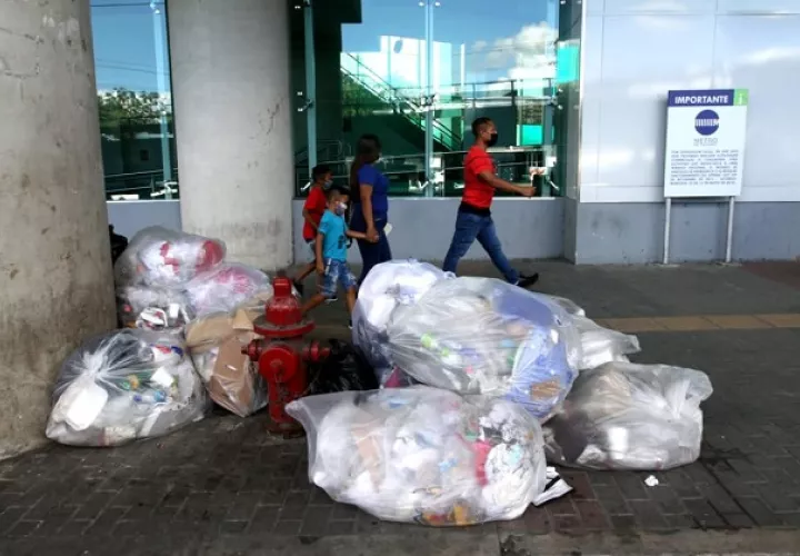En las áreas del Metro de Panamá se encuentre mucha basura lo que deja mal aspecto a la megaobra. Cortesía