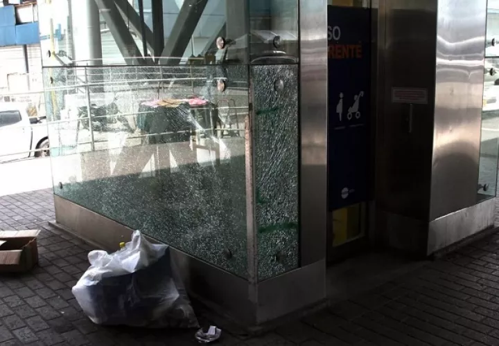 En las áreas del Metro de Panamá se encuentre mucha basura lo que deja mal aspecto a la megaobra. Cortesía