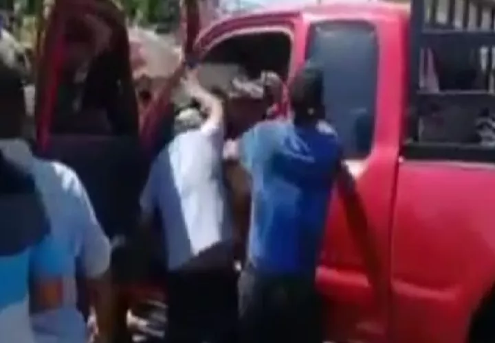 El conductor exigía que los manifestantes abrieran una paño de la vía y sobre todo que evitaran afectar a terceras personas con el cierre de calles. Foto. Cortesía Policía Nacional