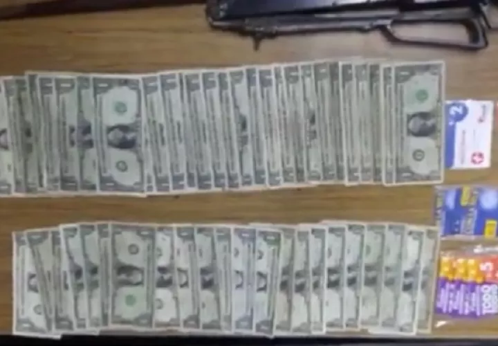  Los agentes policiales lograron recuperar el dinero robado, además de varias tarjetas y chips de celulares. Foto. Proteger y Servir