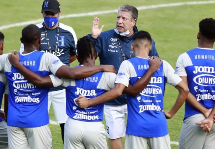 Hernán 'El Bolillo' Gómez, técnico de Honduras habla con sus jugadores durante los entrenamientos. Foto:EFE